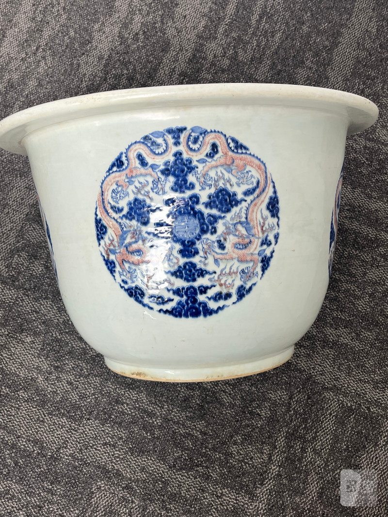清康熙  御制青花釉里红“八龙贺寿”纹大花盆 ( 带木座 ) - 图9